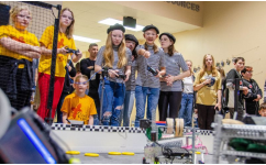 武大史丹利学院为VEX机器人竞赛的获奖者颁奖